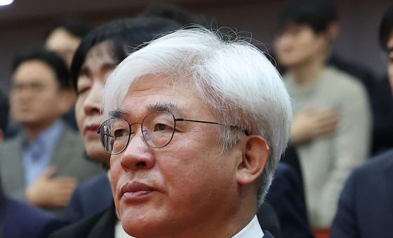 국민의례하는 마은혁 재판관