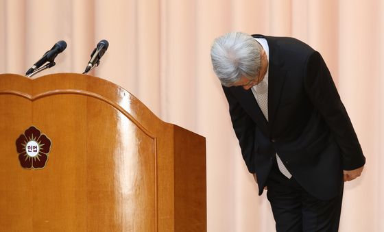 인사하는 김상환 헌법재판소장