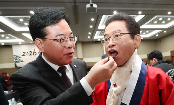 송언석·이철우 '축하 떡 나누며'