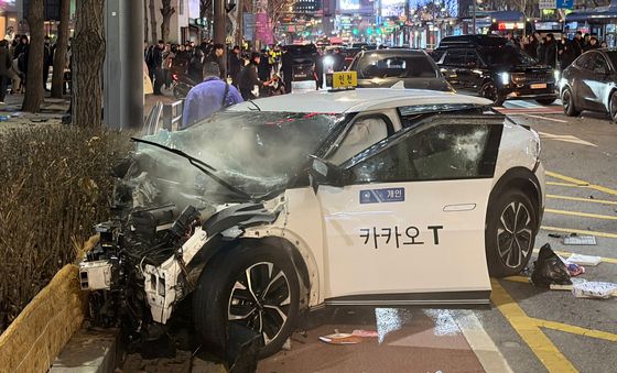 종각역 앞 차량 연쇄 추돌…인도 덮쳐 1명 사망·9명 부상