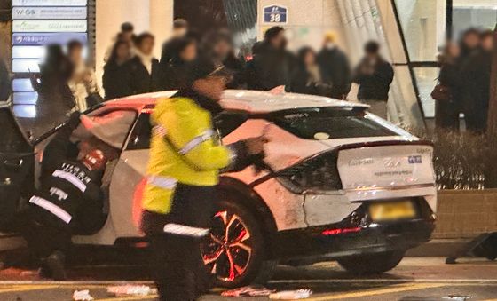 종각역 앞 차량 연쇄 추돌…인도 덮쳐 1명 사망·9명 부상