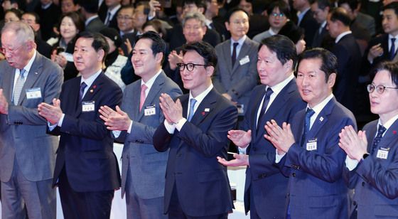 2026 경제계 신년인사회서 박수치는 김민석 총리