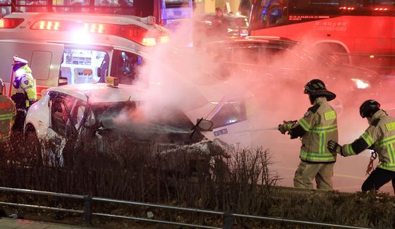 사고차량 수습하는 소방대원들