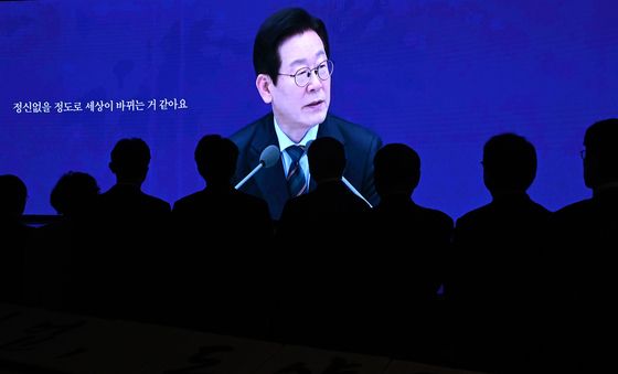 이재명 대통령 영상 바라보는 경제계 인사들