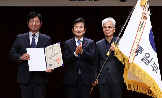 기념촬영하는 정동영 장관