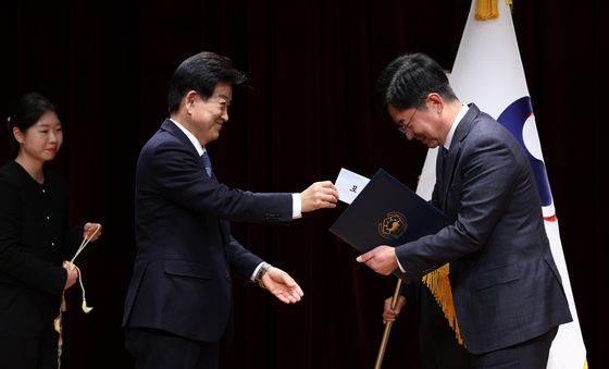 대통령 단체표창 대리 수여하는 정동영 통일부 장관