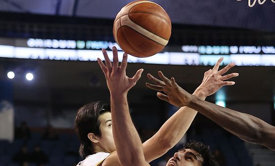 레이업 슛하는 칸터