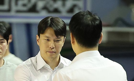 김효범 감독, 굳은 표정