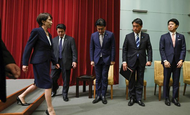 [포토] 각료들 앞으로 걸어가는 다카이치 총리