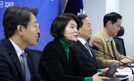 군 비행장·사격장 소음 대책 논의하는 한정애