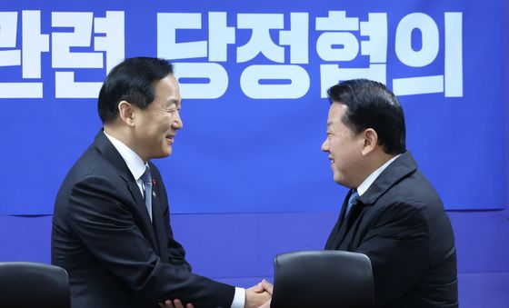 인사하는 김병주·이두희