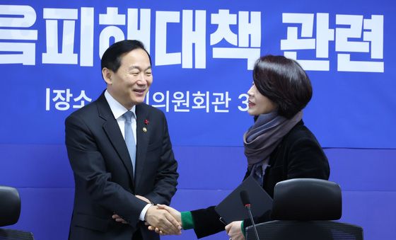 인사하는 한정애·이두희