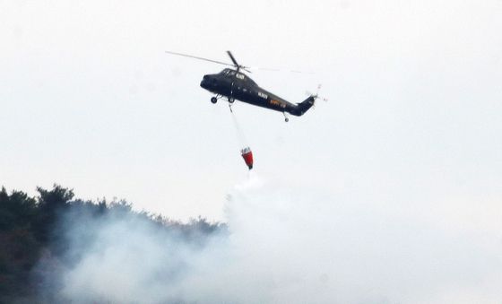 울산 작천정 인근서 산불…진화작업하는 헬기