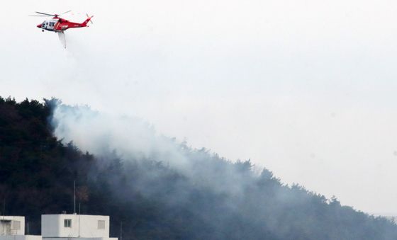울산 작천정 인근 산불 진화하는 헬기