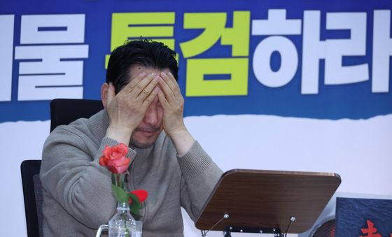 얼굴 매만지는 장동혁 대표