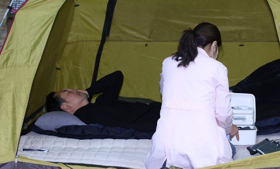 건강 상태 확인하는 장동혁 대표