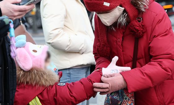 매서운 한파에 장갑은 필수