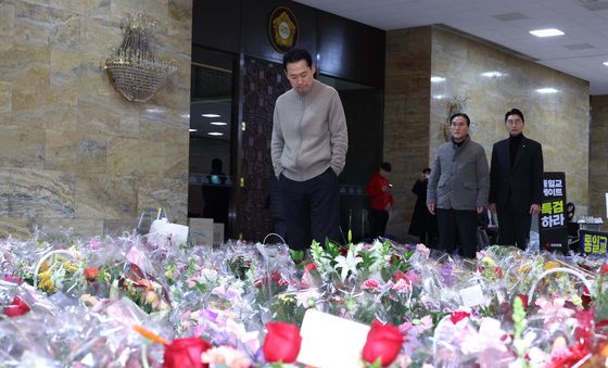 응원 꽃바구니 보는 장동혁