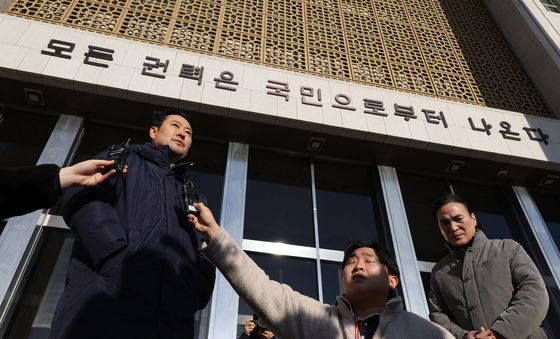 국회 산책하는 장동혁 대표