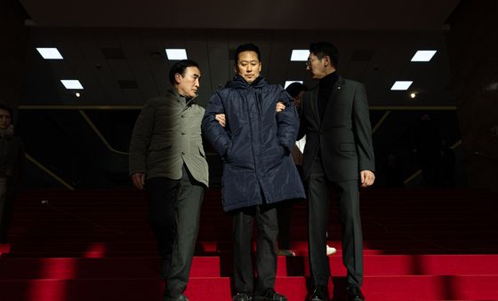 부축 받으며 국회 밖으로 향하는 장동혁 대표