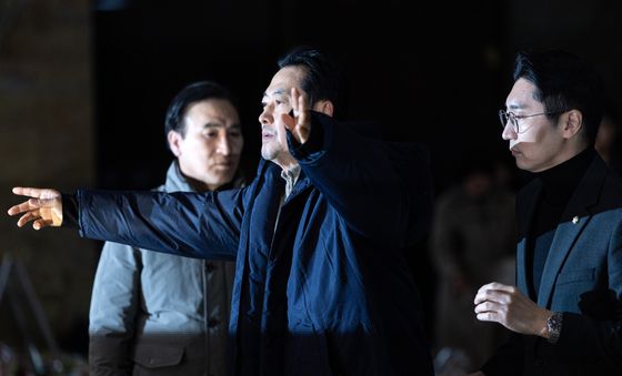 외투 입는 장동혁 대표