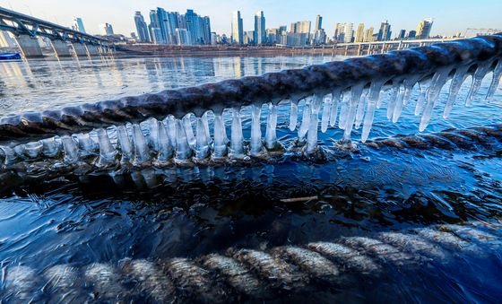 꽁꽁 얼어버린 한강