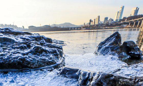한강도 꽁꽁 얼려버린 날씨