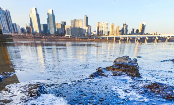 얼어붙은 한강 '한파특보 발표'