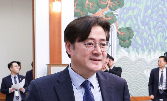 첫 국무회의 참석한 홍익표 정무수석