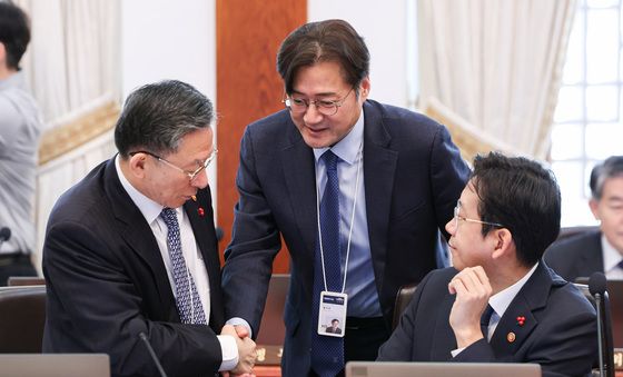 정성호 법무부 장관과 인사하는 홍익표 정무수석