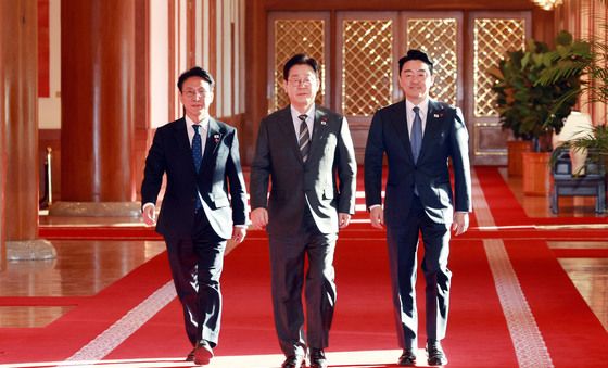 국무회의 참석하는 이재명 대통령