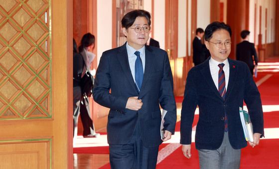 국무회의장 들어서는 홍익표 정무수석