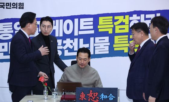 대화나누는 장동혁 대표