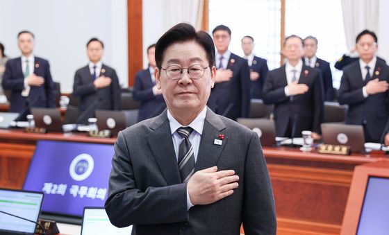 국민의례 하는 이재명 대통령