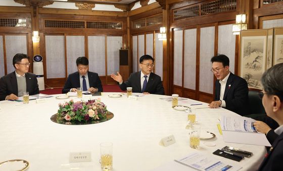 김민석 국무총리, 박상진 산업은행 회장과 경제현안 관련 간담회