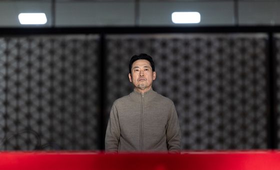 창문으로 바깥 바라보는 장동혁 대표