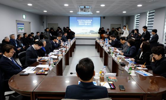 현장 브리핑 듣는 여객기 참사 국조특위