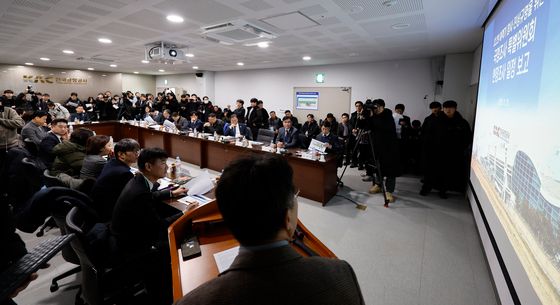 무안공항 설명듣는 여객기 참사 국조특위