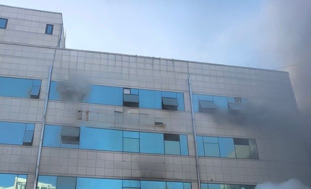 부천 중동 KB국민은행 건물 화재 진압하는 소방 당국