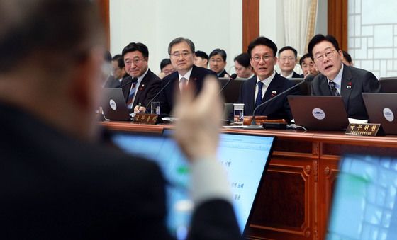 발언 듣는 이재명 대통령