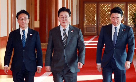 국무회의 입장하는 이재명 대통령