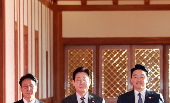 국무회의 입장하는 이재명 대통령