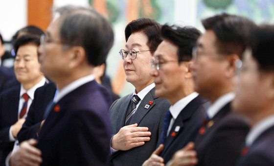 국민의례 하는 이재명 대통령