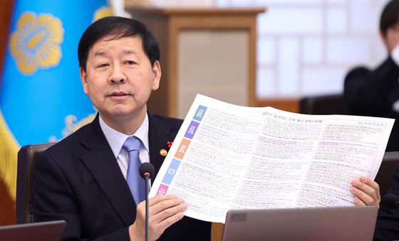 자료 손에 들고 설명하는 구윤철 부총리