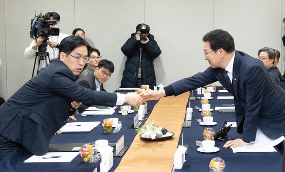 인사 나누는 신정훈 위원장과 김민재 차관