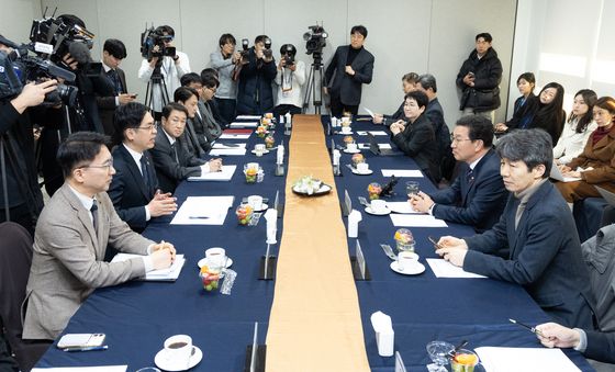 대화 나누는 신정훈 행안위원장과 김민재 차관