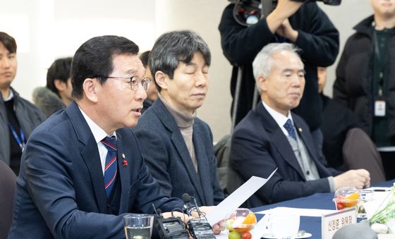 인사말하는 신정훈 국회행안위원장