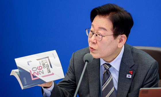 자료집 손에 든 이재명 대통령