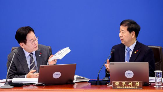 자료집 손에 들고 발언하는 이재명 대통령