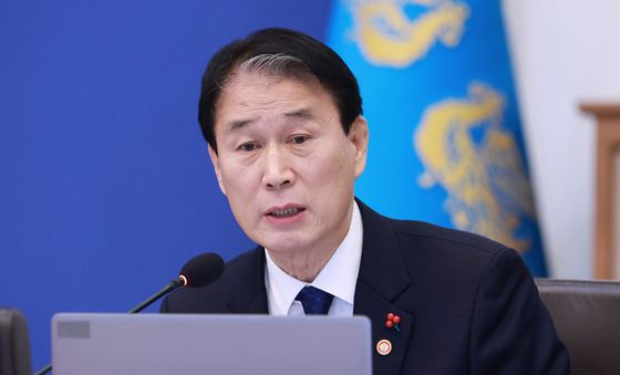 국무회의 발언하는 권오을 장관